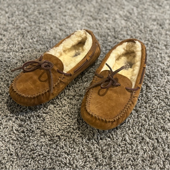 EUC practically brand new Ugh Dakota Slippers size 6 - Picture 2 of 13